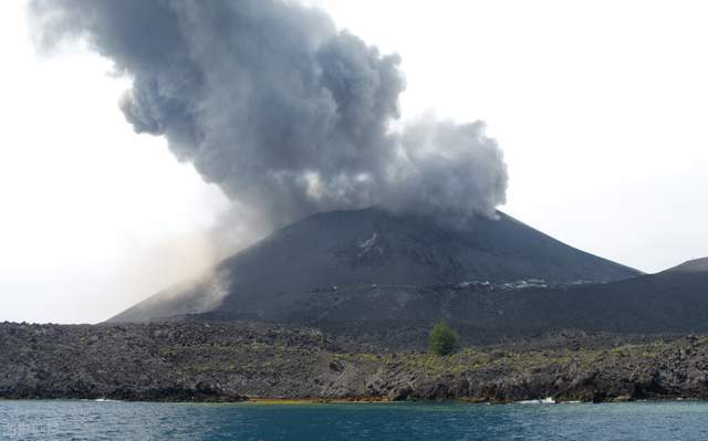 富士山火山喷发最新动态，影响及应对措施